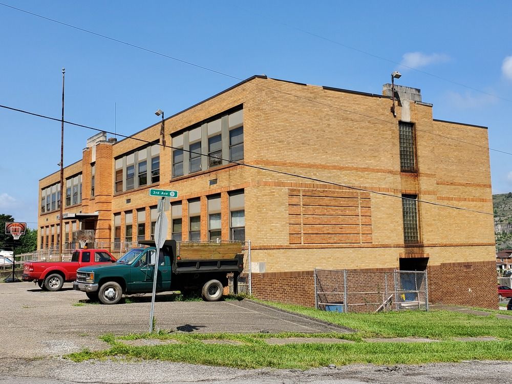 306 Jefferson St , Newell, WV 26050